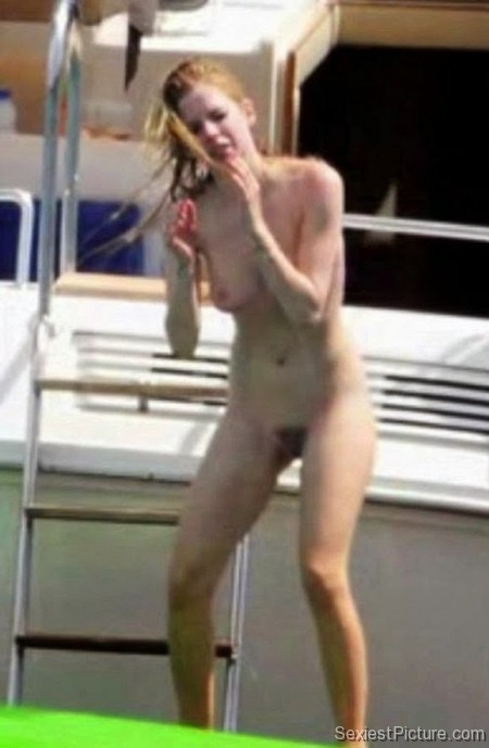 Avril Lavigne naked paparazzi