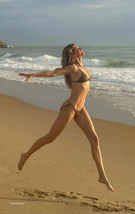 Gisele Bundchen Sexy Bikini Body at the Beach
