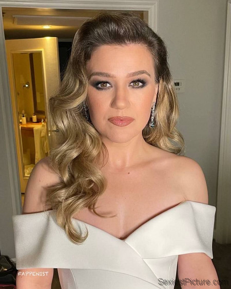 Kelly Clarkson Tits