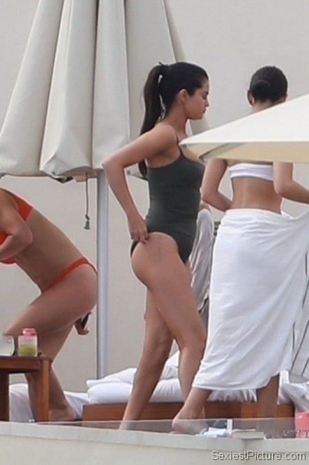Selena Gomez sexy new bathing suit paparazzi photos