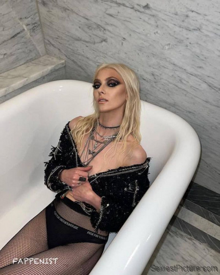 Taylor Momsen Tits and Legs