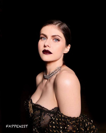 Alexandra Daddario Tits