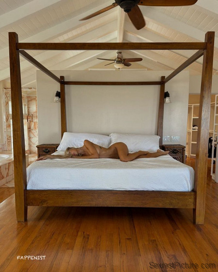 Alexis Ren Nude and Sexy Vacation