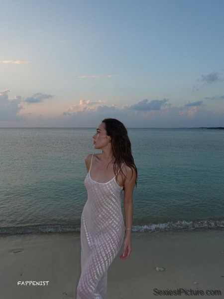 Alycia Debnam-Carey Big Tits Nipples Alycia Debnam-Carey Big Tits Nipples