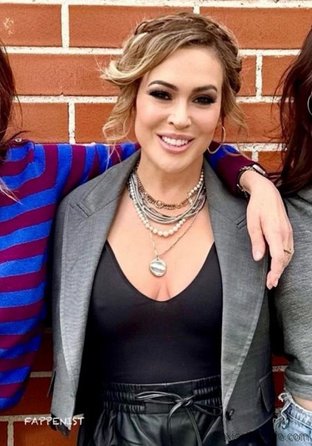 Alyssa Milano Big Tits Nipples Pokies