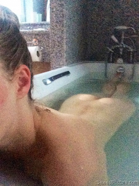 Amanda Seyfried naked bath selfie leaked