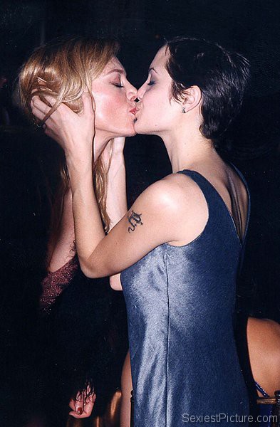 Angelina Jolie and Peta Wilson kissing