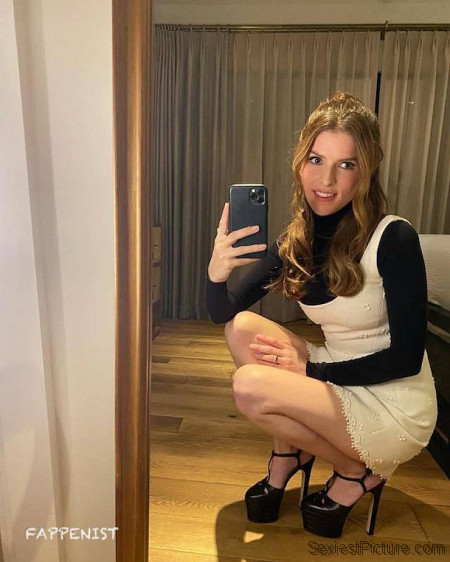 Anna Kendrick Sexy Legs