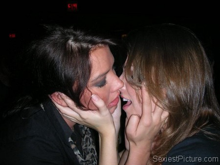 Anna Kendrick lesbian kiss leaked