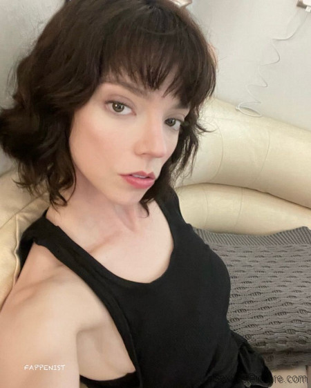 Anya Taylor-Joy Braless Sideboob