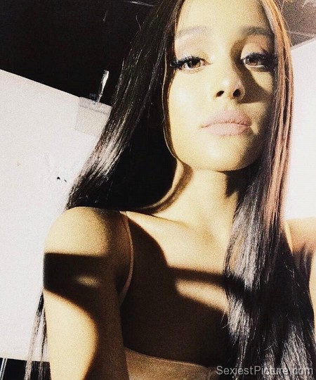 Ariana Grande sexy closeup selfie bra leaked