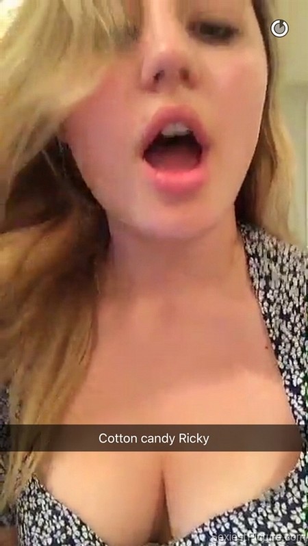 Ariel Winter sexy boobs cleavage selfie snapchat leaked