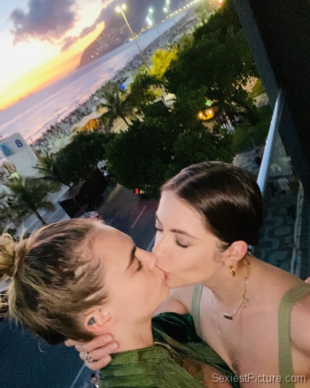 Ashley Benson and Cara Delevingne Lesbian Kiss