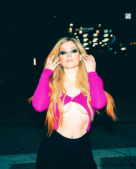 Avril Lavigne Big Tits