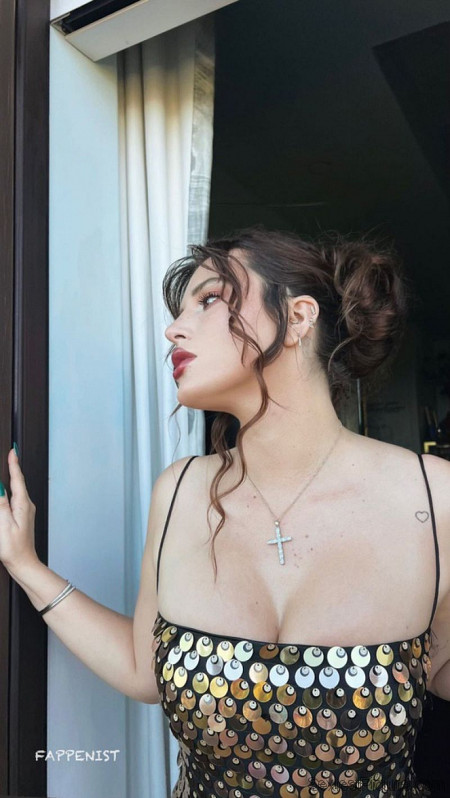 Bella Thorne Braless Big Tits