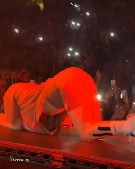 Billie Eilish Nude Big Tits Flashing On Stage