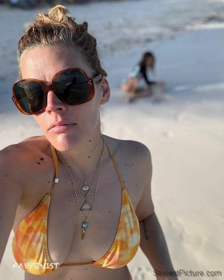 Busy Philipps Tits