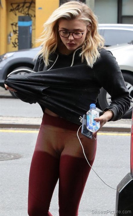 Chloe Grace Moretz accidentally flashes pussy in public