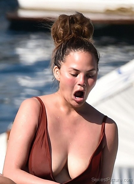 Chrissy Teigen Sexy