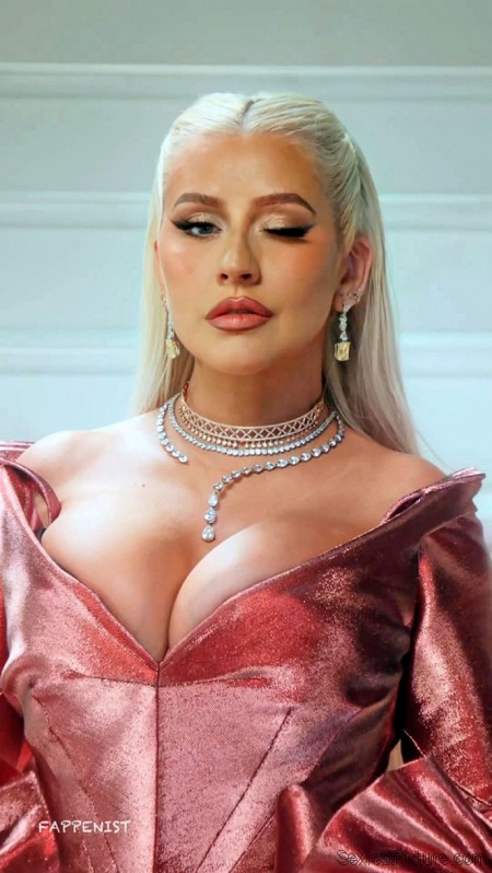 Christina Aguilera Braless Big Tits Cleavage