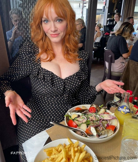 Christina Hendricks Big Tits Cleavage