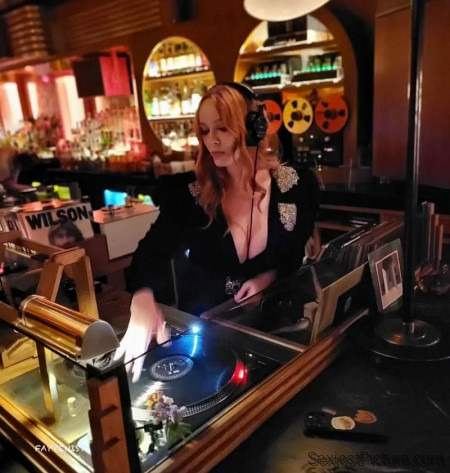 Christina Hendricks Big Tits DJ