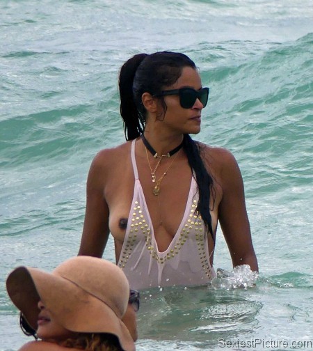 Claudia Jordan nip slip