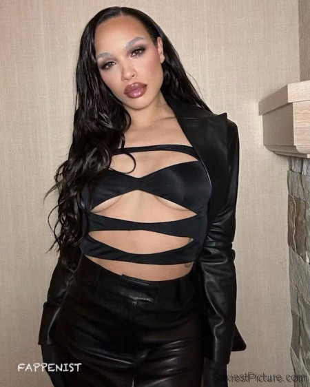 Cleopatra Coleman Tits