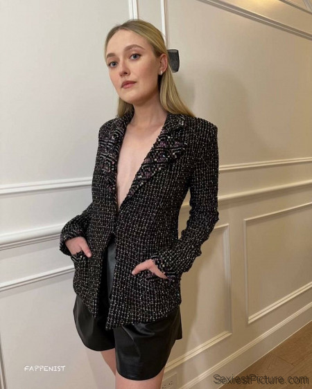 Dakota Fanning Tits and Legs