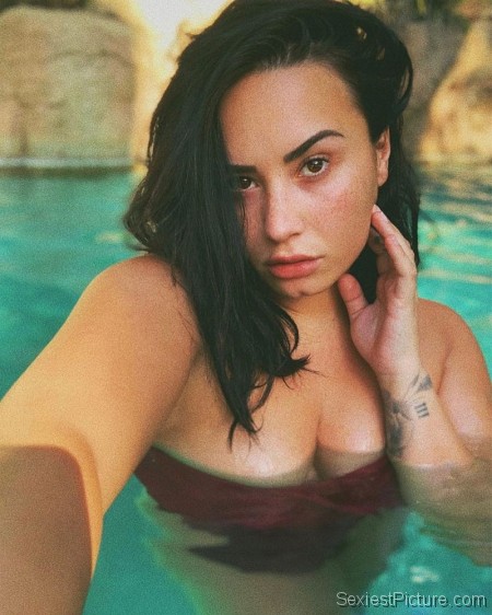 Demi Lovato Sexy Cleavage