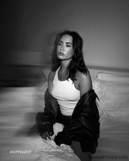 Demi Lovato Sexy in Bed