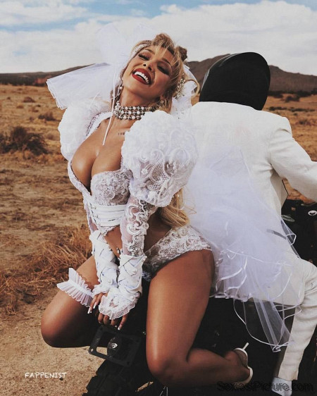 Doja Cat Big Tits On Set