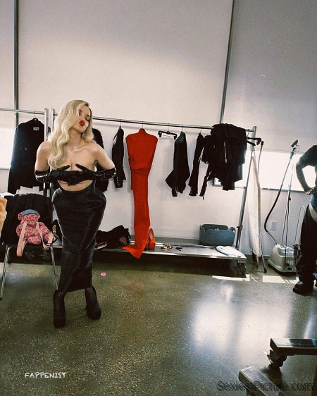 Dove Cameron Nude and Sexy Photo Dump