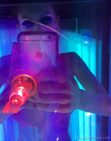 Dylan Penn takes a naked selfie in a tanning booth