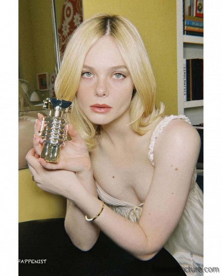 Elle Fanning Tits Deep Cleavage