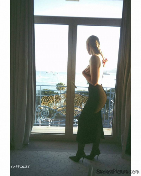 Elle Fanning Topless Boobs