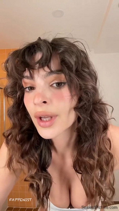 Emily Ratajkowski Big Tits Deep Cleavage