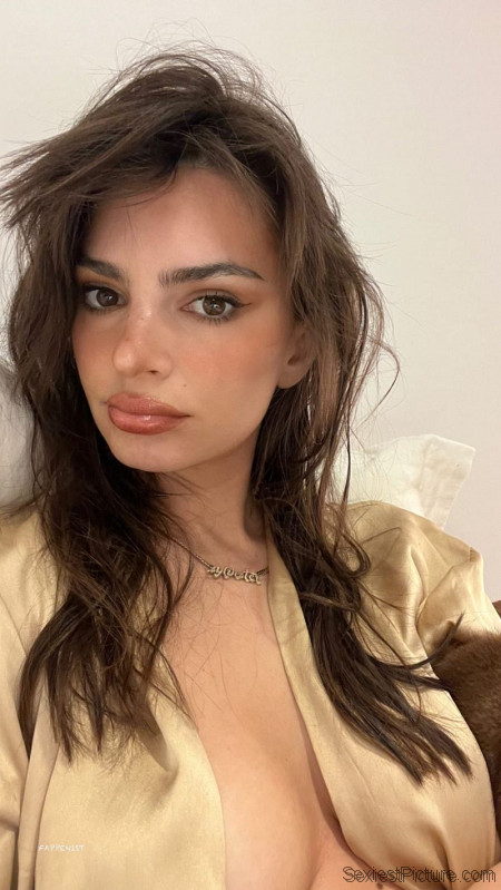 Emily Ratajkowski Boobs