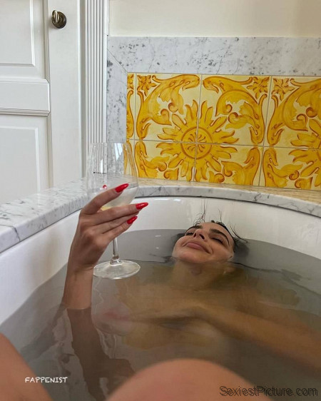 Emily Ratajkowski Nude and Sexy Birthday