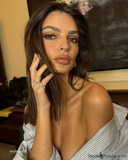 Emily Ratajkowski Tits