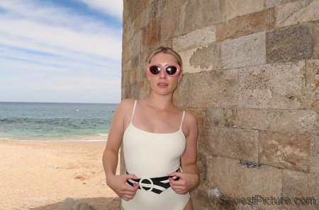 Emma Roberts Big Tits Swimsuit