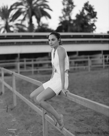 Gal Gadot Sexy Legs