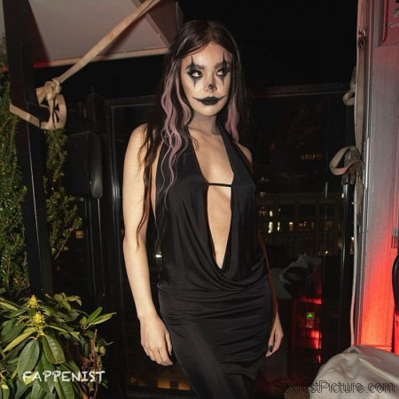 Hailee Steinfeld Big Tits Halloween