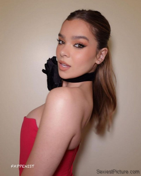 Hailee Steinfeld Tits