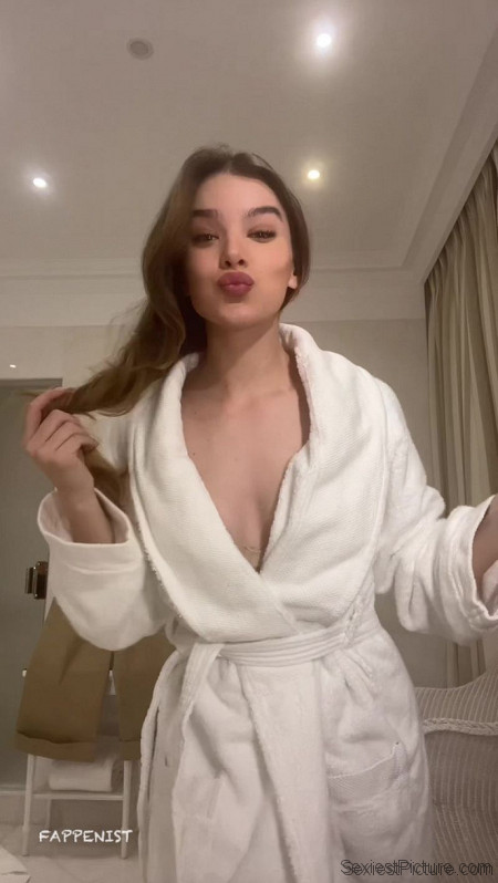 Hailee Steinfeld Tits in a Robe