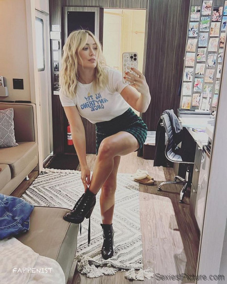 Hilary Duff Sexy Legs