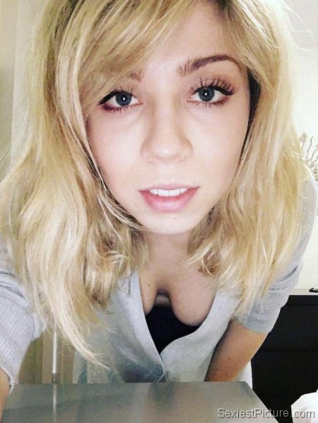 Jennette McCurdy Braless Boobs Cleavage Bent Over