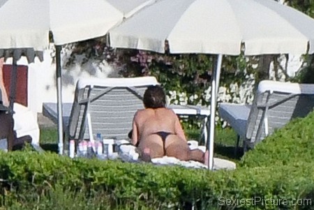 Jennifer Aniston topless tanning from paparazzi