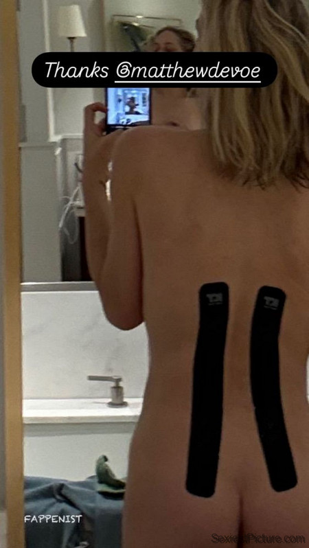 Jenny Mollen Nude and Sexy