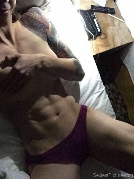 Jessamyn Duke topless selfie leaked
